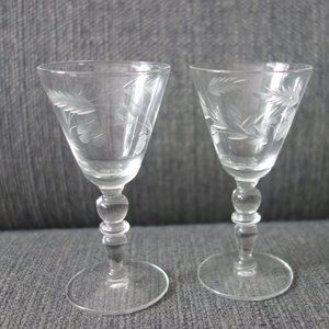 Mini Wine Glasses with Leaf Pattern